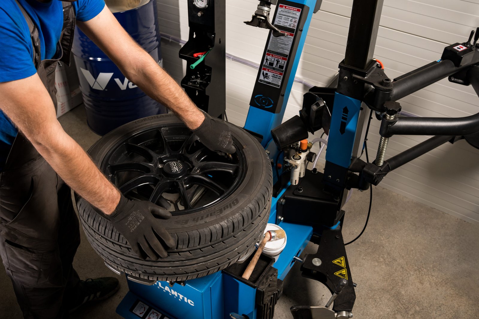 Ratų balansavimas ir padangų montavimas RevAuto servise Vilniuje