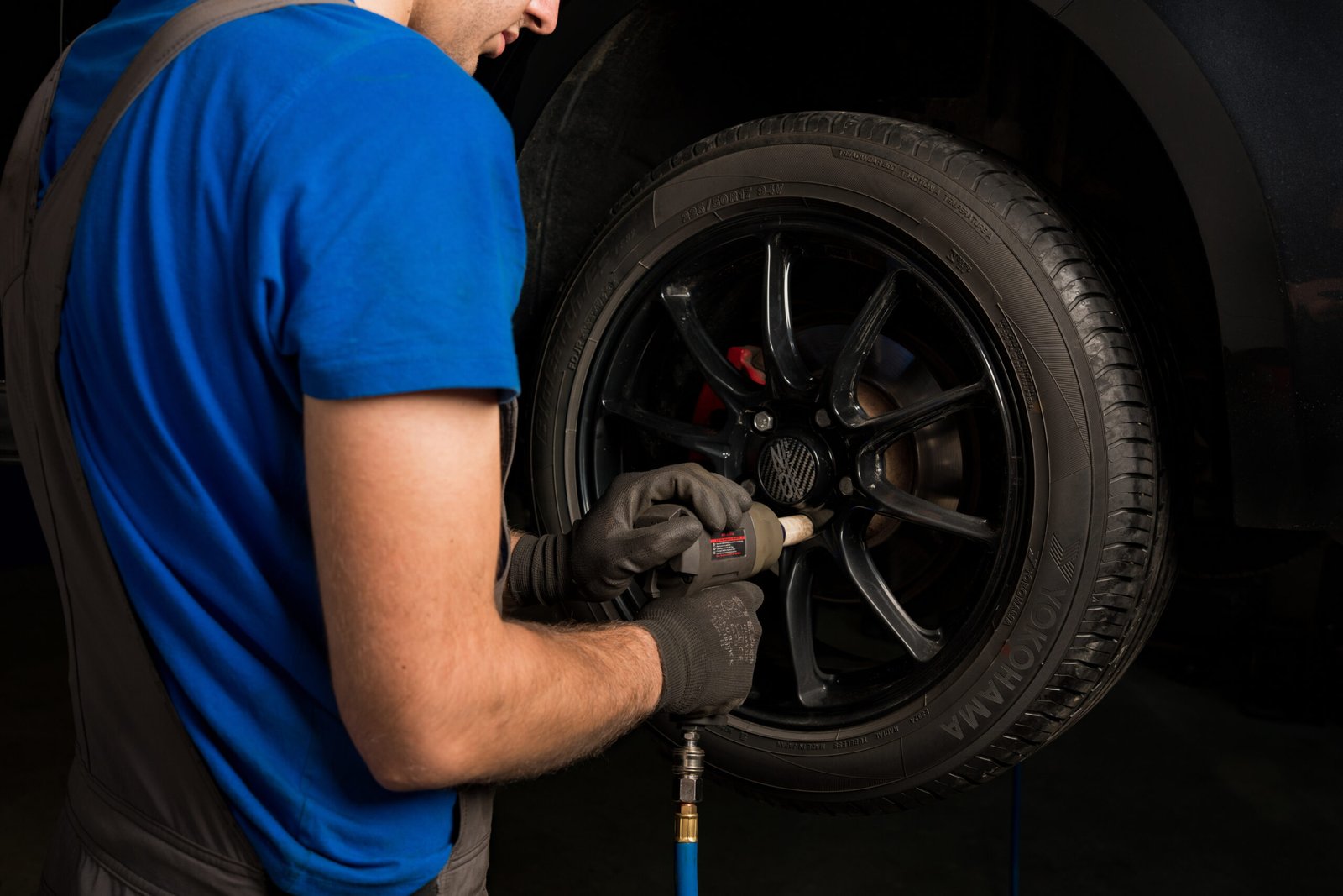 Mechanikas tikrina automobilio ratą