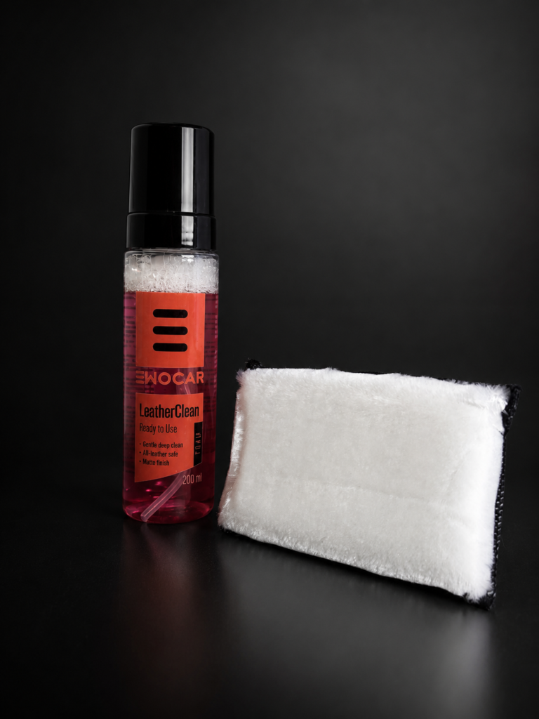 Automobilio odos valymo rinkinys EWOCAR LeatherClean 200 ml ir Scrub Sponge kempinėlė