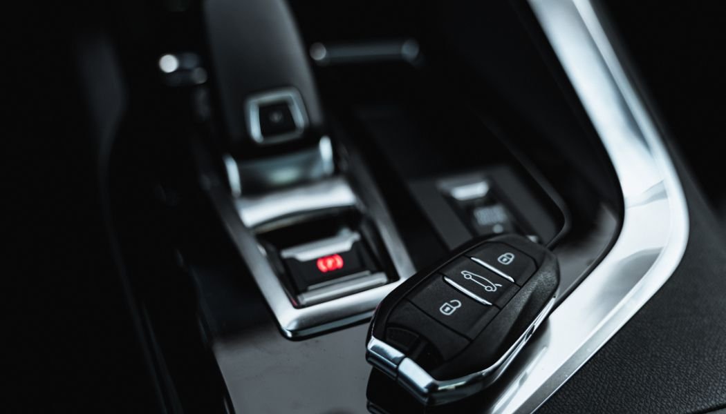 Automobilio salonas ir raktelis